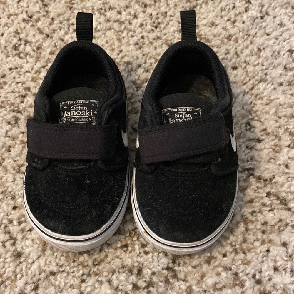 Baby Boy Nikes. Size 4c.